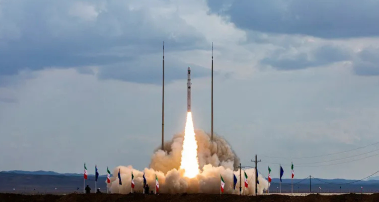 Irán lanza un satélite a órbita utilizando un cohete construido por la Guardia Revolucionaria Islámica