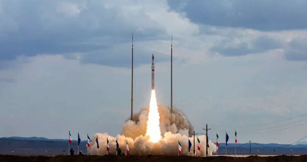 Irán lanza un satélite a órbita utilizando un cohete construido por la Guardia Revolucionaria Islámica
