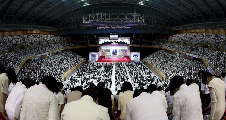 Confirman disolución de la ‘secta Moon’ en Japón: bajo escrutinio tras asesinato de exprimer ministro