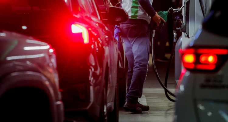 Automóviles cargando combustible