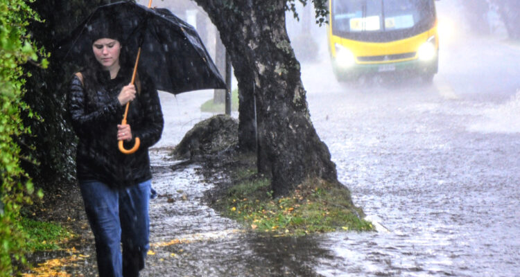 Senapred: más de 20 mil clientes sin suministro eléctrico por sistema frontal entre RM y Aysén