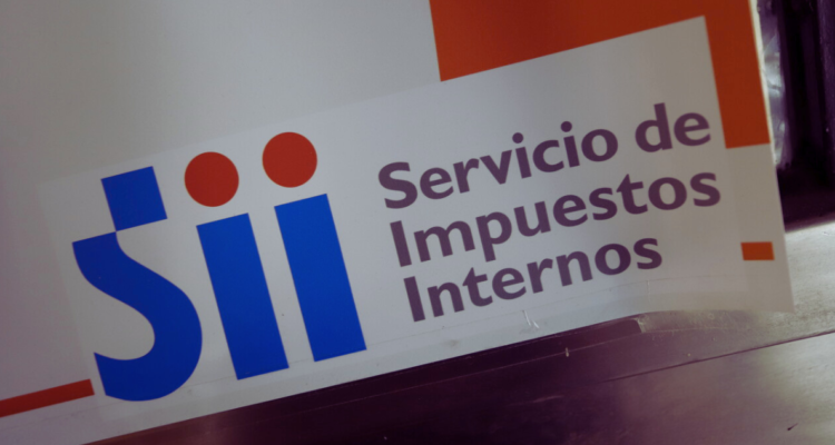Nuevo director saca la podadora y remueve a altos funcionarios del SII