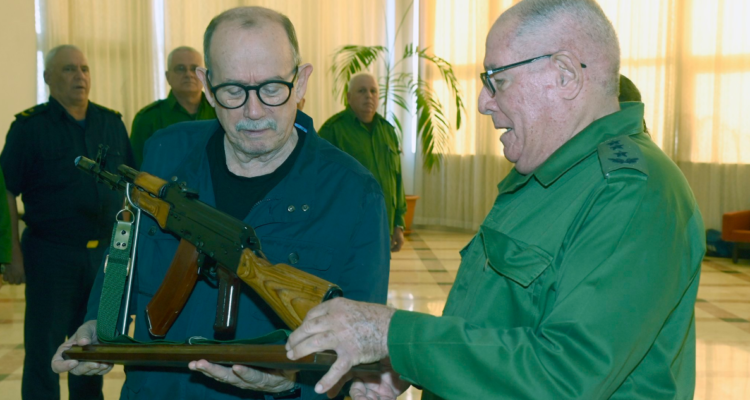 Silvio Rodríguez y su AKM