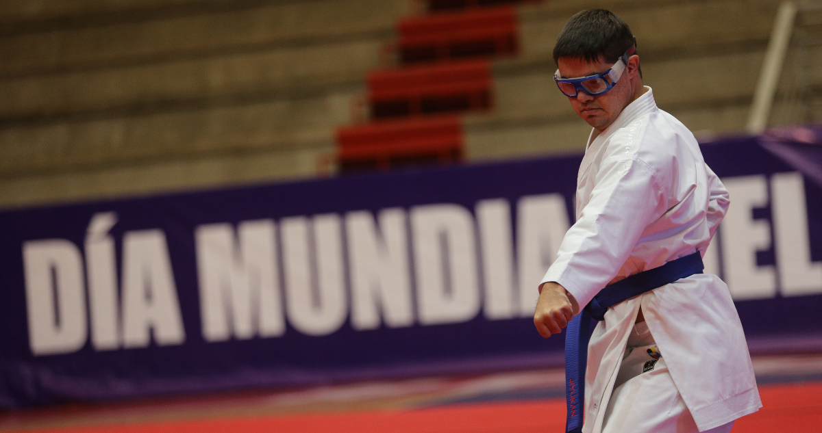Joven con síndrome de Down practicando karate