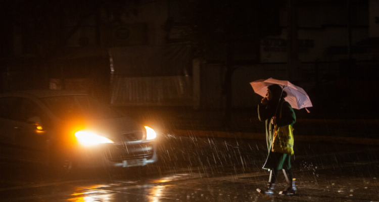 Sistema frontal en la región Metropolitana mantiene a más de 7 mil clientes sin electricidad