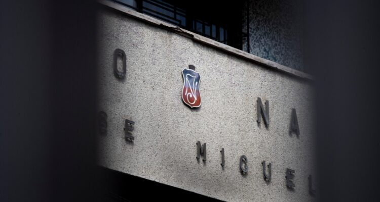 SLEP anuncia acción legal por incidentes en Instituto Nacional: denuncia molotov dentro del recinto