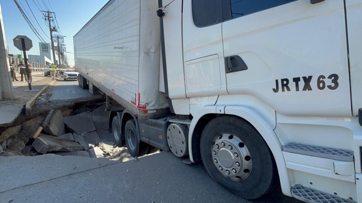 "Sentí un crujido y cedió": camión con toneladas de queso cae a gran socavón en Renca