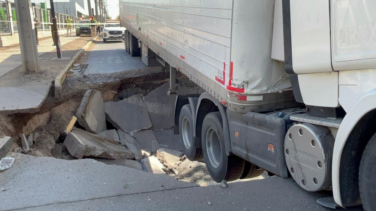 "Sentí un crujido y cedió": camión con toneladas de queso cae a gran socavón en Renca