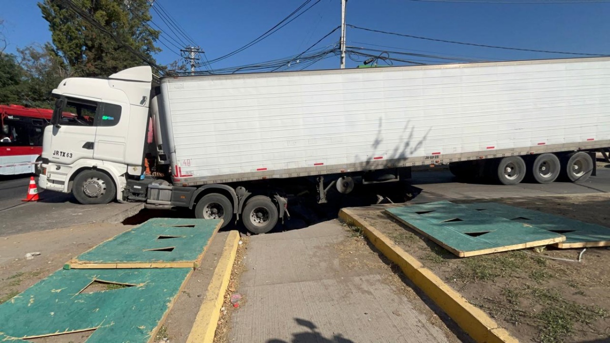 "Sentí un crujido y cedió": camión con toneladas de queso cae a gran socavón en Renca