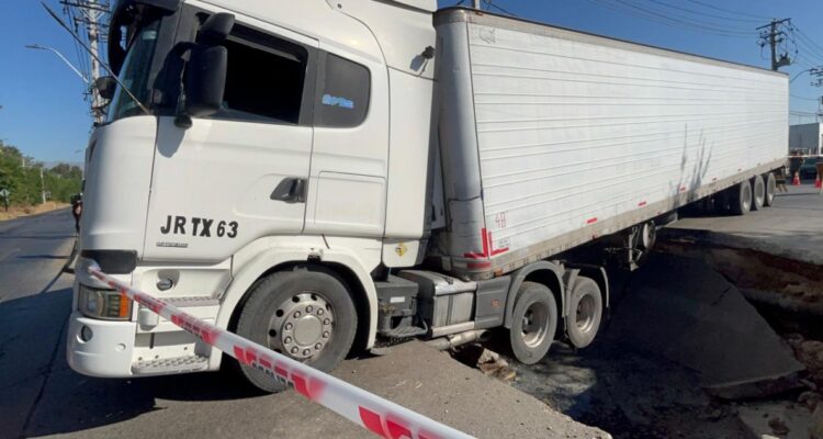 “Sentí un crujido y cedió”: camión con toneladas de queso cae a gran socavón en Renca
