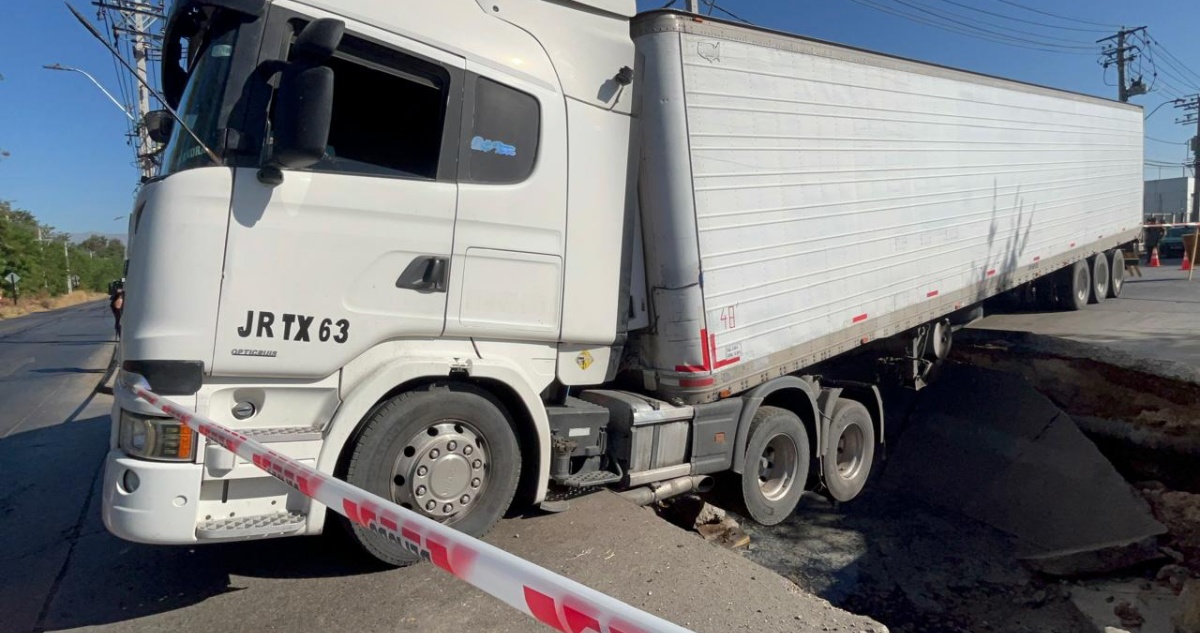 “Sentí un crujido y cedió”: camión con toneladas de queso cae a gran socavón en Renca