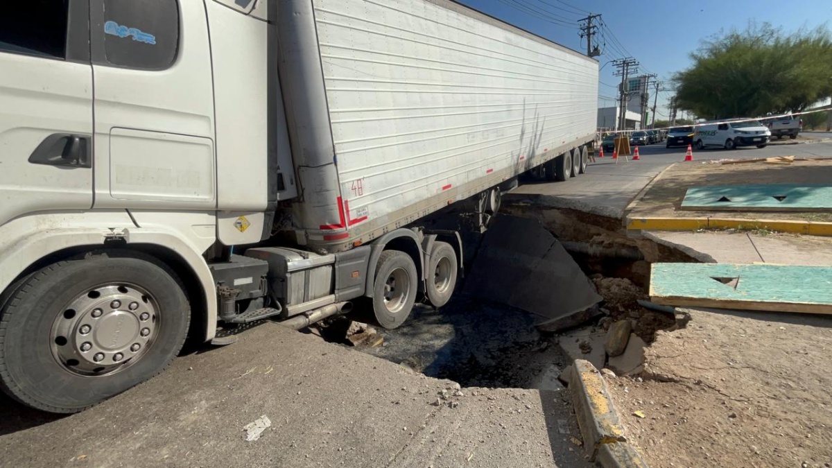 "Sentí un crujido y cedió": camión con toneladas de queso cae a gran socavón en Renca