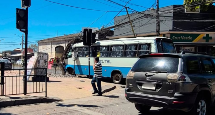 Choque de microbus con poste frente al Hospital de Talca deja 9 lesionados y 1.500 clientes sin luz