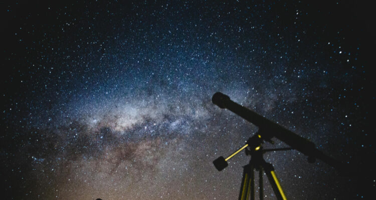 Imagen de un telescopio para ilustrar nota sobre el Día de la Astronomía