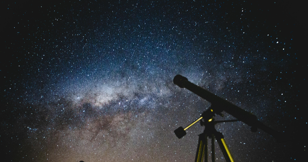 Imagen de un telescopio para ilustrar nota sobre el Día de la Astronomía