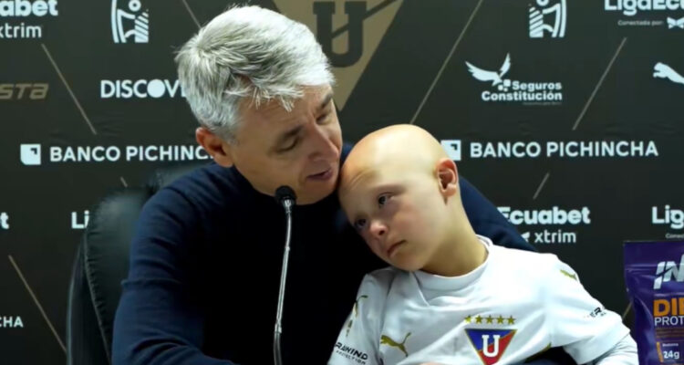 Tiago Nunes junto a su hijo en conferencia