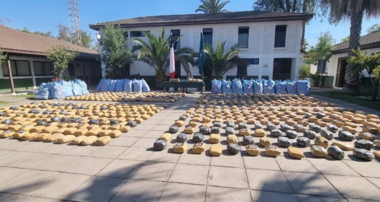 Tres detenidos tras hallazgo de camión con dos toneladas de marihuana en Pudahuel