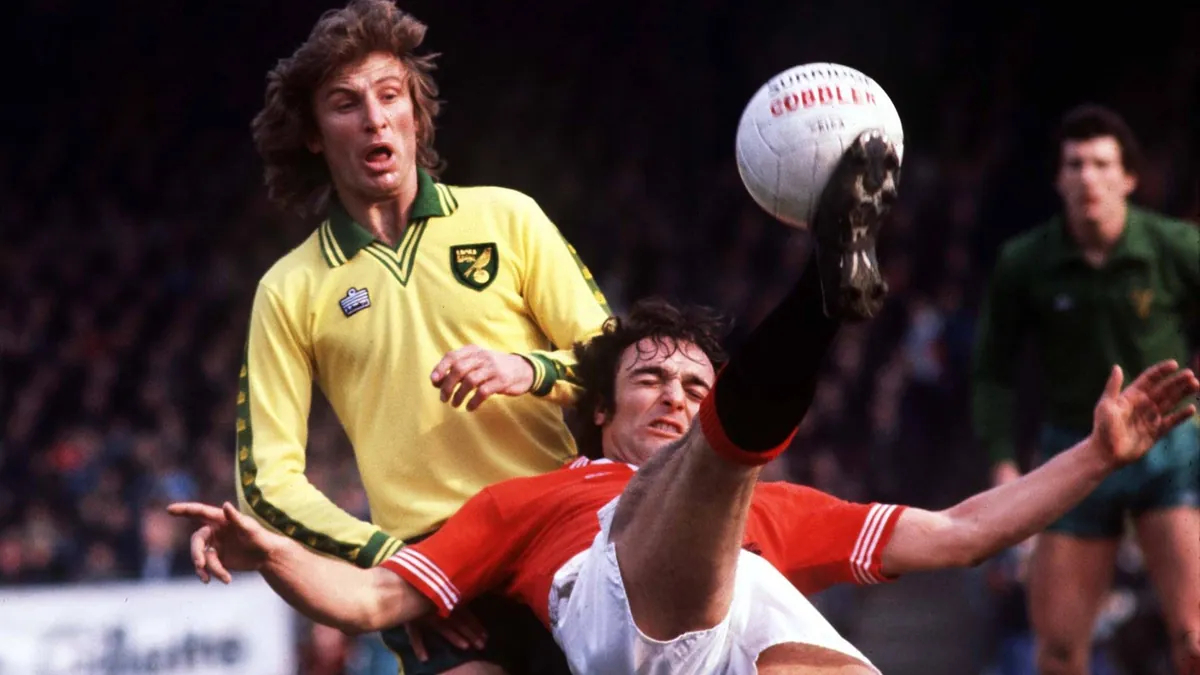 Tony Powell jugando por el Norwich City