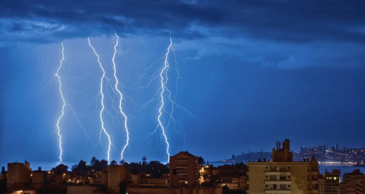 Dirección Meteorológica emite aviso por tormentas eléctricas en 7 regiones para esta tarde