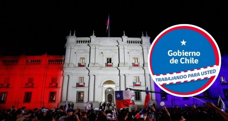 “Trabajando para usted”: La explicación detrás de la cinta de emergencia en los logos del Gobierno