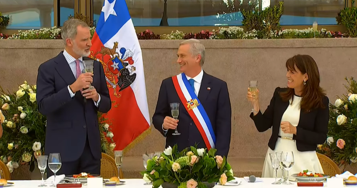 “Trabajaremos codo con codo”: Rey de España brinda en almuerzo de Kast con autoridades extranjeras