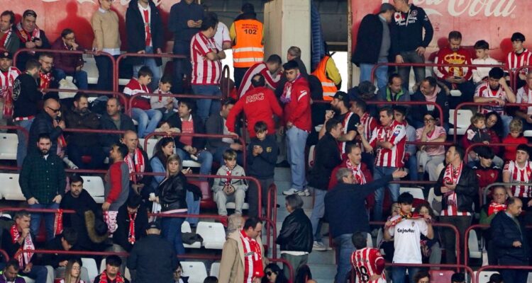 Hincha del Sporting Gijón murió durante partido en España.