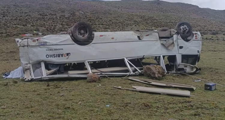 Tragedia en Perú: reportan 9 muertos y 15 lesionados tras accidente de bus que transportaba turistas