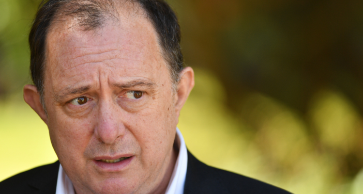 Tras tenso cruce con vecino, ministro Poduje anuncia reparaciones urgentes en condominio de Coronel