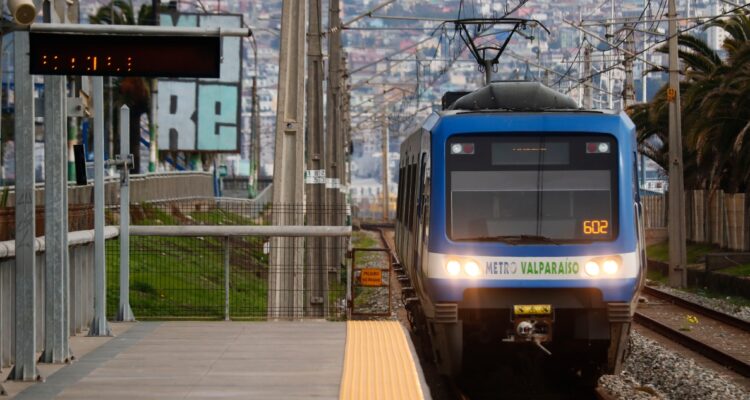 https://media.biobiochile.cl/wp-content/uploads/2026/03/tren-valparaiso-750x400.jpg