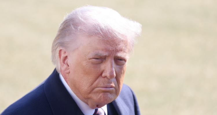 Trump afirma que EE.UU. destruyó 9 buques de guerra de Irán y prometió "ir por el resto"