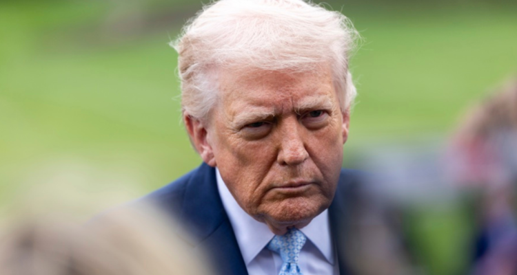 Trump amenaza a los demócratas con instalar agentes ICE en los aeropuertos