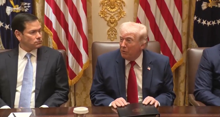 Trump ahora bromea con ser presidente de Venezuela: "Tal vez vaya y me postule contra Delcy"