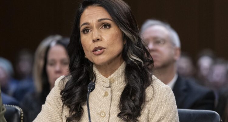 Directora de Inteligencia de EEUU admite que el régimen iraní está "debilitado" pero "aún intacto"