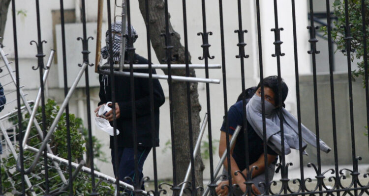 Diputados UDI proponen quitar gratuidad a estudiantes involucrados en hechos de violencia