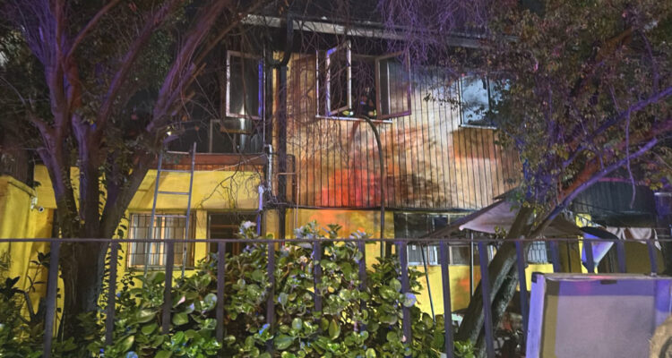 Un adulto mayor fallecido y otros 16 lesionados deja incendio en hogar de ancianos en Providencia