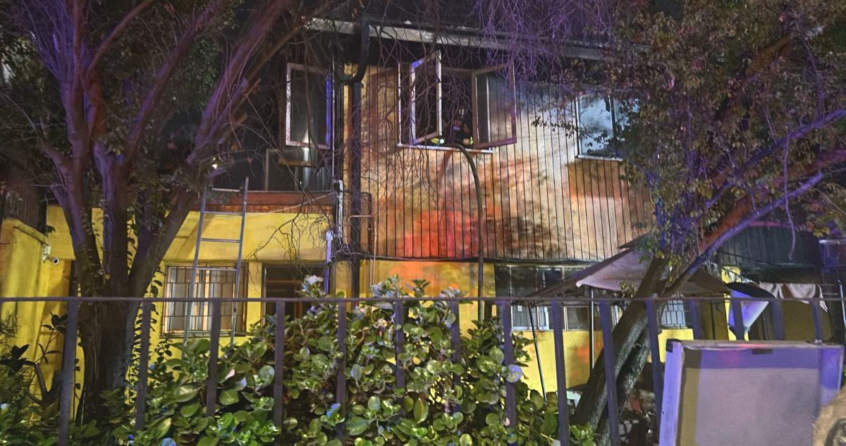 Un adulto mayor fallecido y otros 16 lesionados deja incendio en hogar de ancianos en Providencia