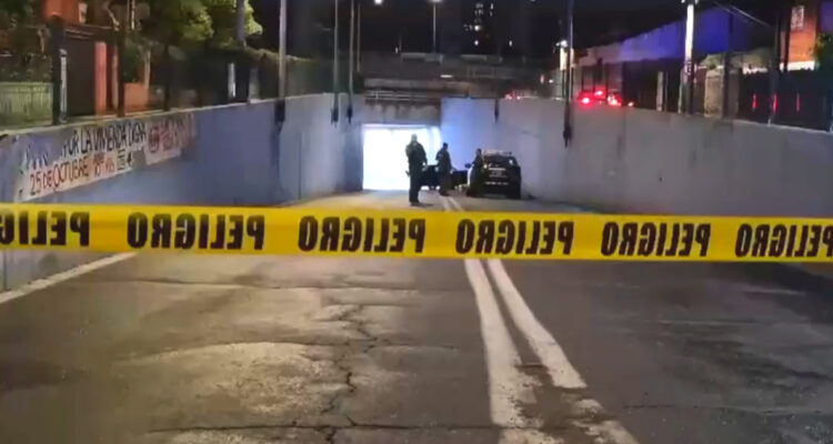 Un fallecido y dos heridos graves deja violenta colisión frontal de taxi y camioneta en La Cisterna