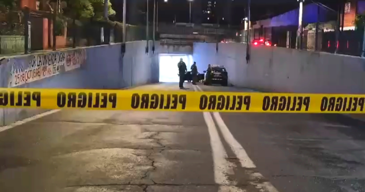 Un fallecido y dos heridos graves deja violenta colisión frontal de taxi y camioneta en La Cisterna