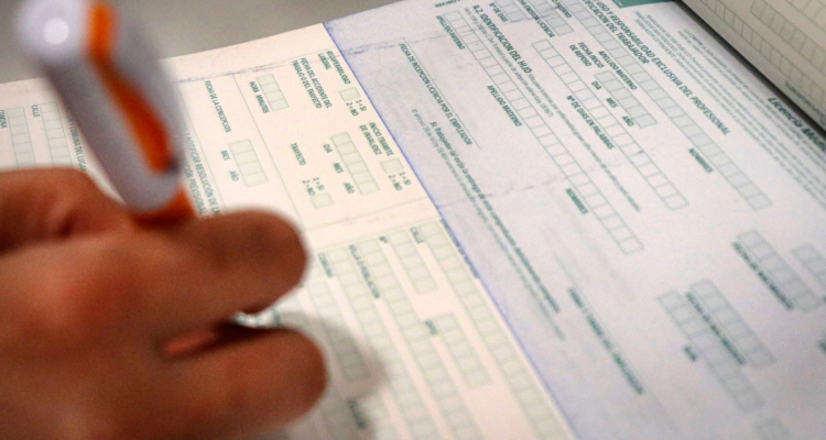 Suprema revierte reincorporación de profesora en Futrono que salió del país con licencia médica