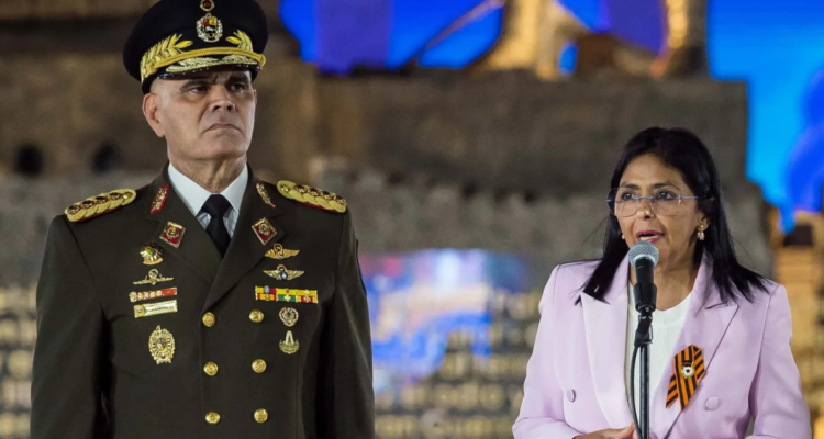 Imagen de archivo de Vladimir Padrino López y Delcy Rodríguez