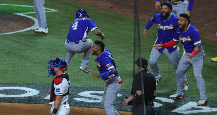 Venezuela doblega a EEUU y hace historia al conquistar su primer Clásico Mundial de Béisbol en Miami