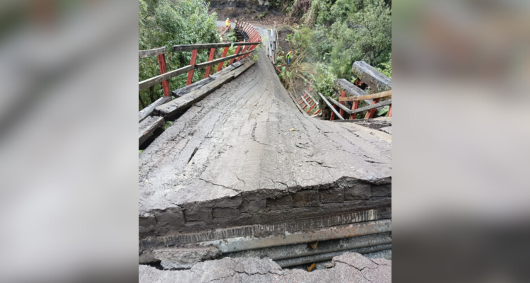 https://media.biobiochile.cl/wp-content/uploads/2026/03/vialidad-habilita-bypass-para-mantener-conectividad-tras-colapso-del-puente-chilcoco-en-lago-ranco-750x400.png
