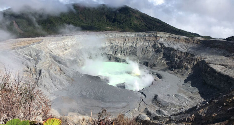 Sistema geotérmico volcán Puacarani Casiri