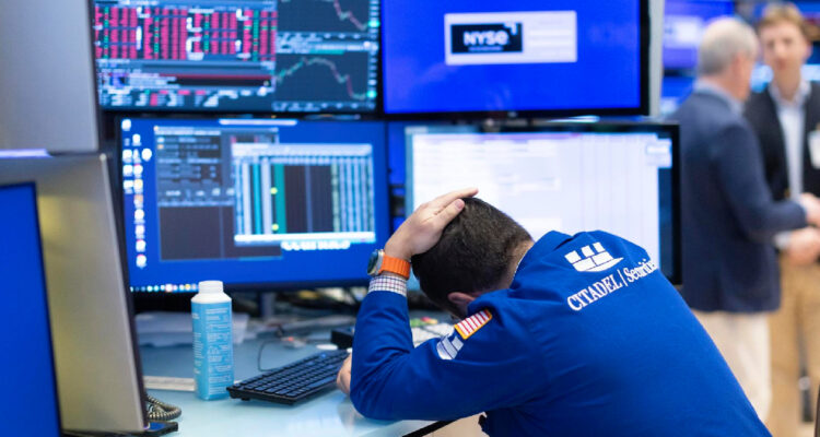 Wall Street abre en rojo mientras se dispara el petróleo y crece el temor a una estanflación en EEUU