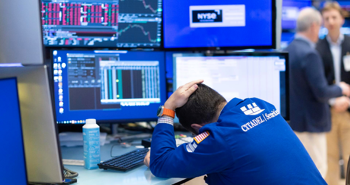 Wall Street abre en rojo mientras se dispara el petróleo y crece el temor a una estanflación