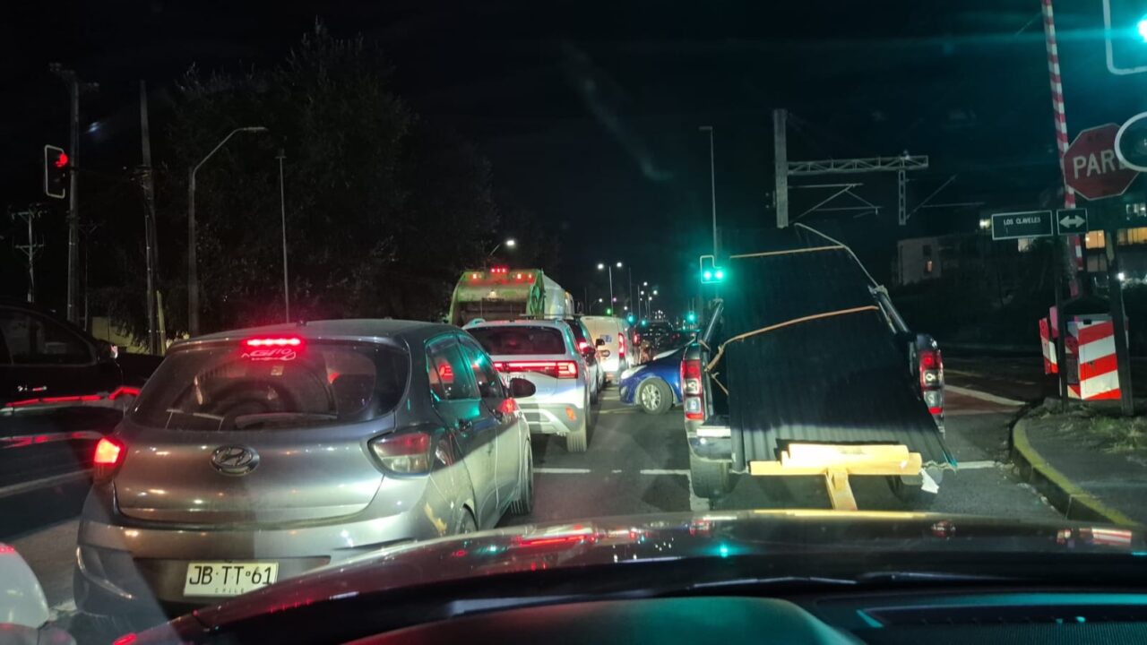 Colisión entre auto y bus en San Pedro de la Paz genera gran congestión vehicular: habría 2 lesionados