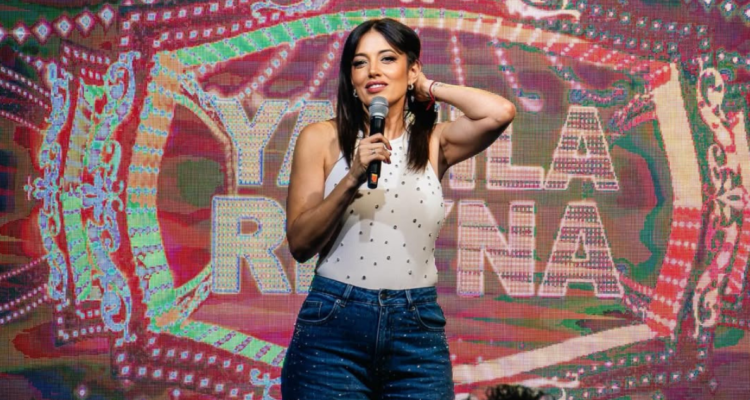 Yamila Reyna en show en vivo
