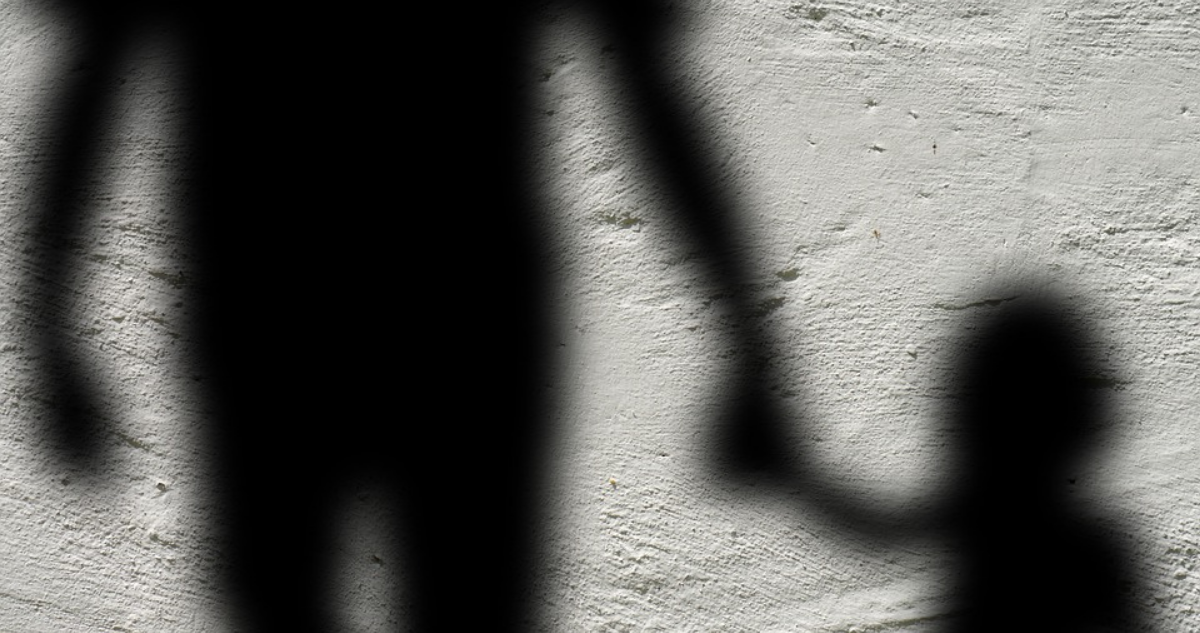 Adulto mayor abusó y violó a sus dos nietos de 5 y 8 años en Valdivia: arriesga 47 años de cárcel