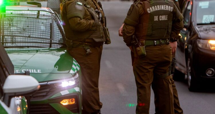 Delincuente arrastró a adulta mayor en plena vía pública en Coronel y le robó $900 mil de su pensión