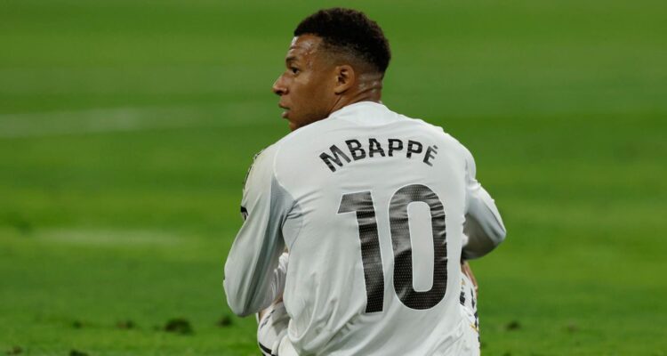 Kylian Mbappé se lesionó en duelo del Real Madrid ante Betis.